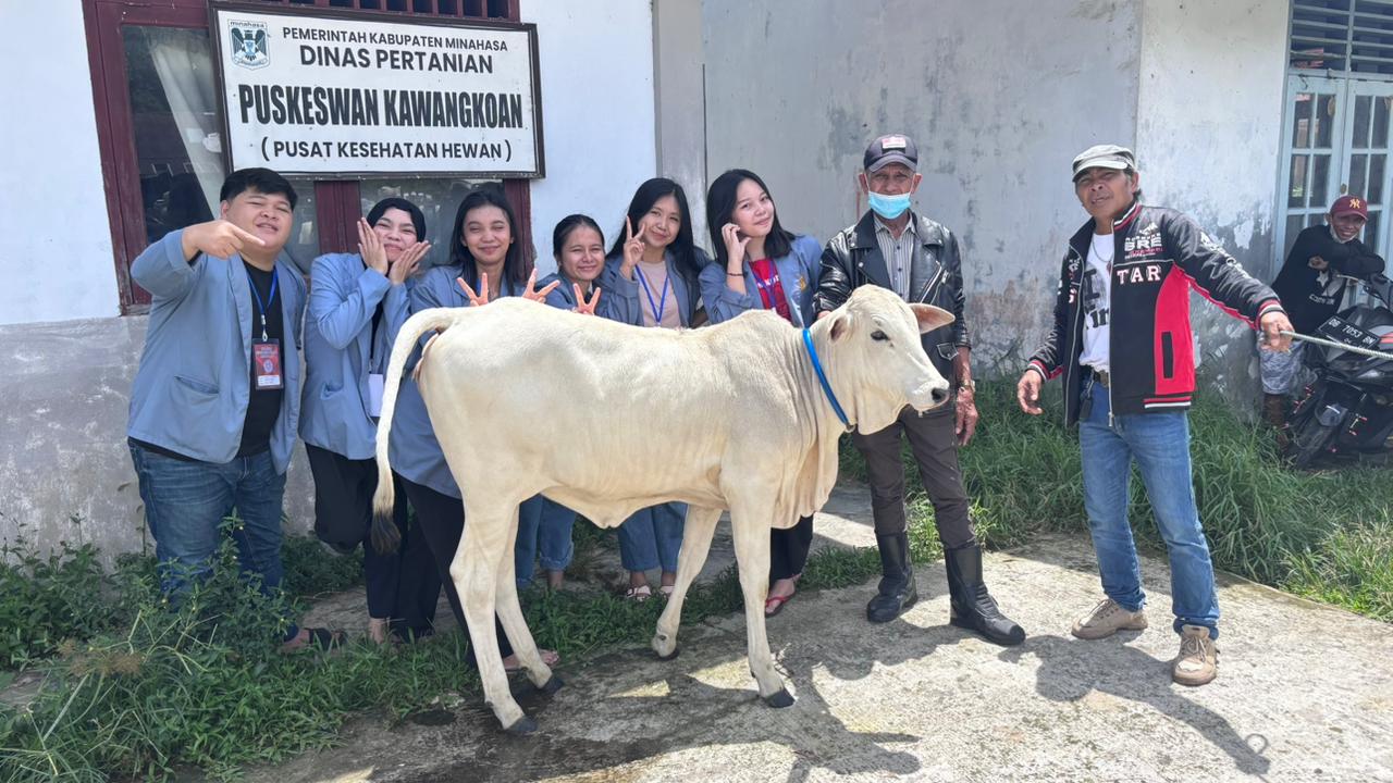 Pedagang dan Mahasiswa KKT 144 di pasar