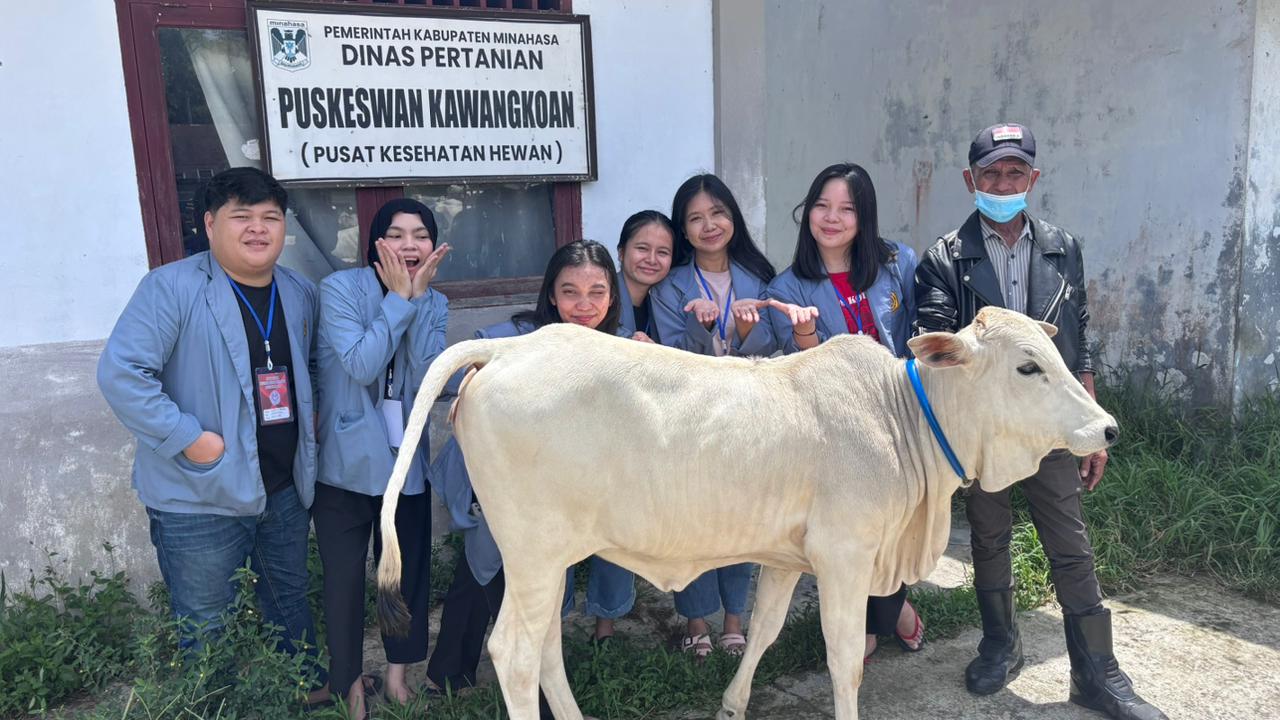 Mahasiswa KKT 144 berfoto di area pasar