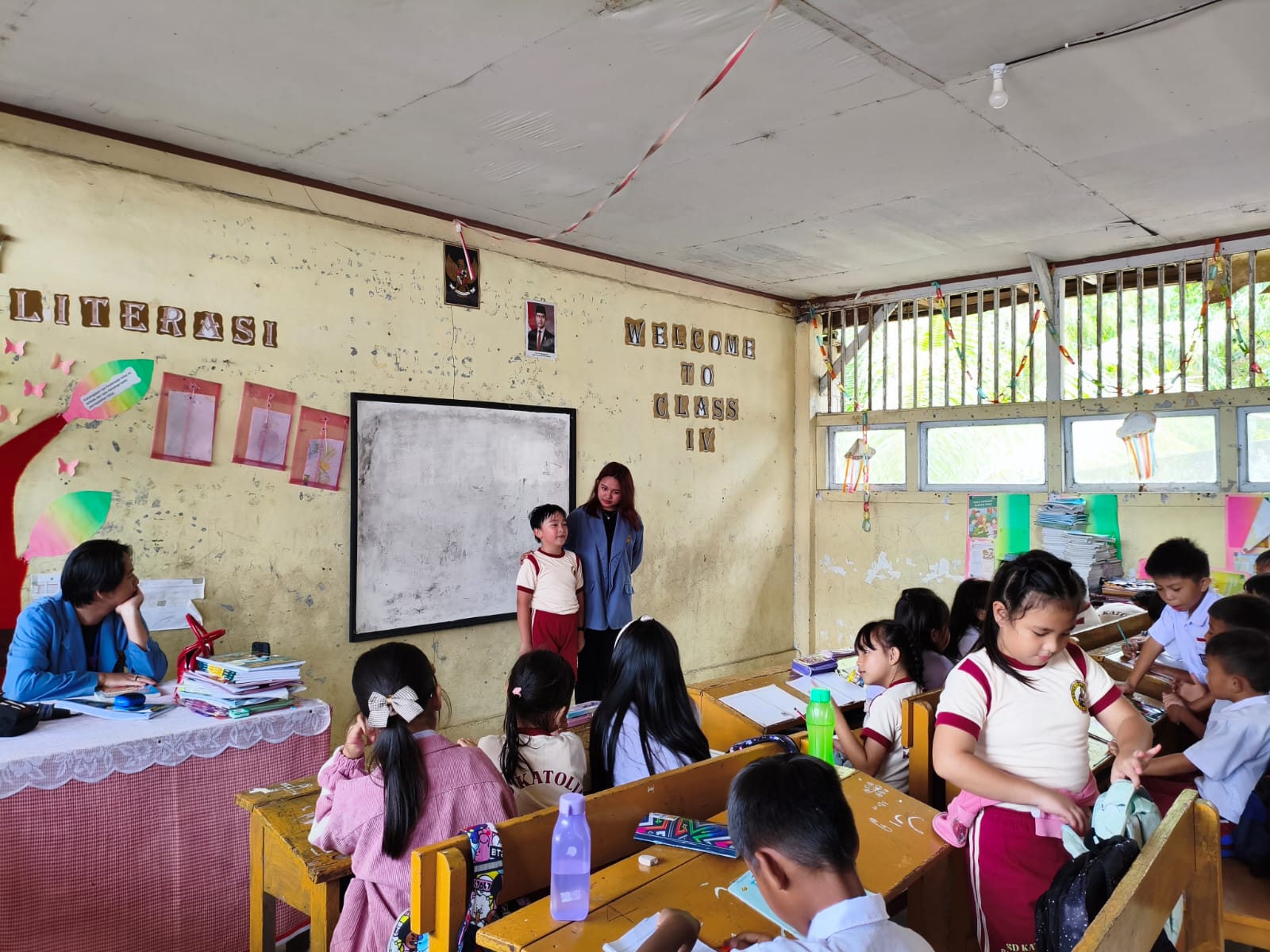 Kegiatan mengajar bersama anak-anak.